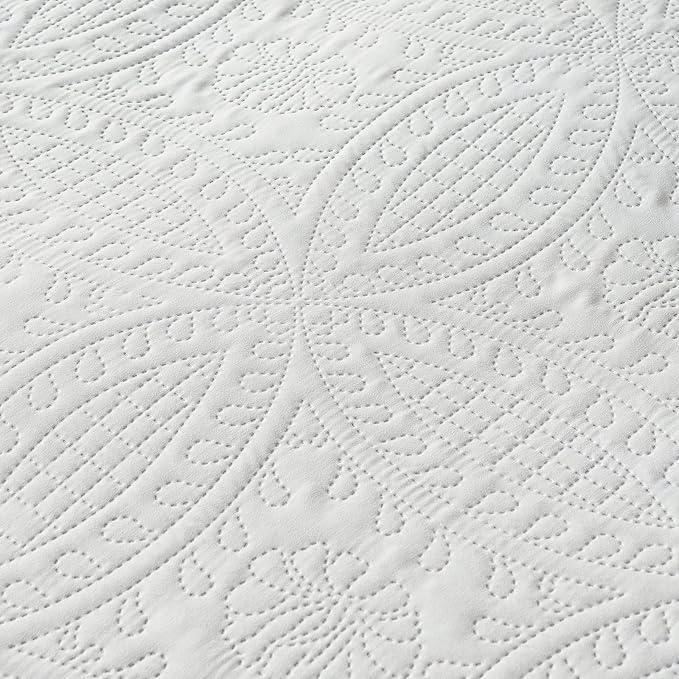 akkialla King Quilt Bedding Set,White Ultrasonic King/Cal King Quilt Set,Lightweight Soft Bedspread Coverlet,Modern Style Coin Pattern Bed Cover for All Seasons,3 Piece(1 Quilt,2 Pillow Shams)