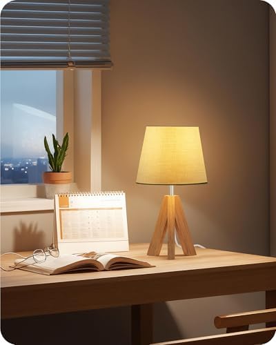 Tripod Table Lamp, Small Bedside Lamp with Wood Base & Green Fabric Shade, Little Cute Desk Lamp, Modern Nightstand Lamp for Bedroom, Kids Room, Living Room, Office, Corner, Green J51TL05