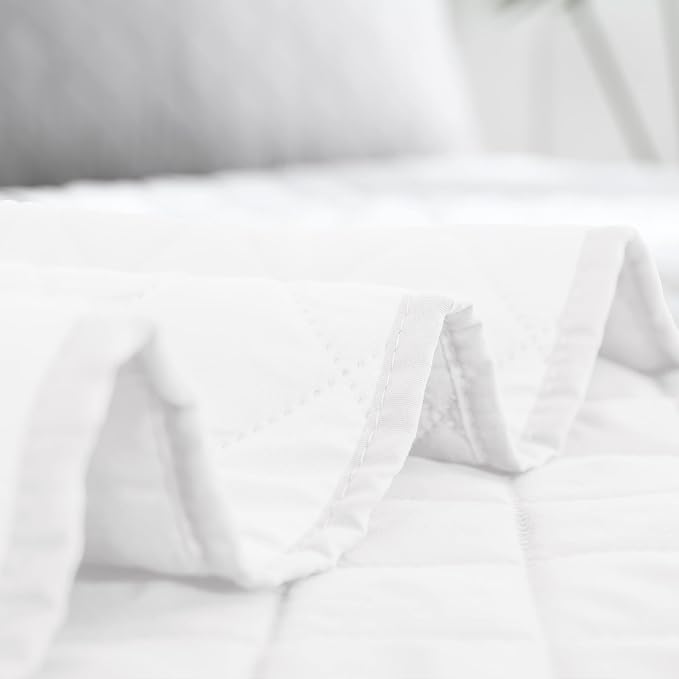 Easy-Going Reversible Quilt Set California King, Bedspread with 2 Shams | White/White, Machine Washable Lightweight Microfiber Bed Comforter, 1 Quilt + 2 Pillow Shams, All-Season Coverlets