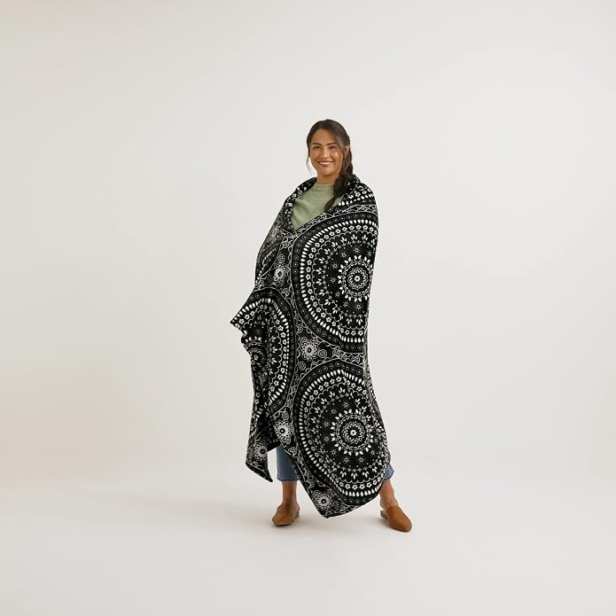 Vera Bradley Women's Fleece Throw Blanket – Soft Plush Blanket for Couch, Bedroom & Home Décor