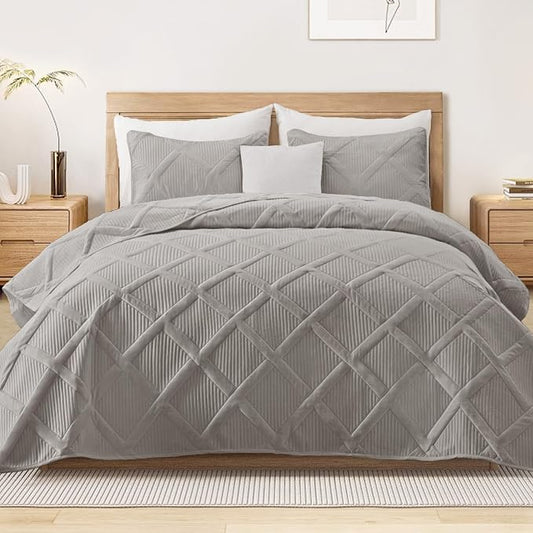 Exclusivo Mezcla Quilt King Size, Light Grey | Soft Bedspreads with 2 Pillow Shams, Modern Striped Pattern, Lightweight Bedding Set Coverlets for All Seasons, 104x96 Inch