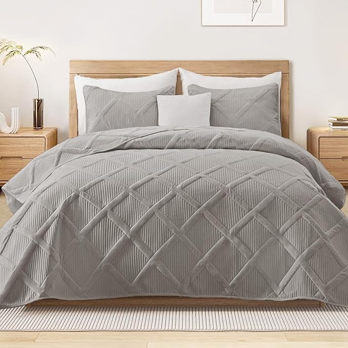 Exclusivo Mezcla Quilts Queen Size, Light Grey | Soft Bedspreads with 2 Pillow Shams, Modern Striped Pattern, Lightweight Bedding Set Coverlets for All Seasons, 90x96 Inch