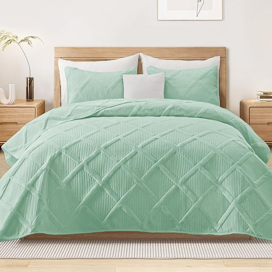 Exclusivo Mezcla Quilt King Size, Light Green | Soft Bedspreads with 2 Pillow Shams, Modern Striped Pattern, Lightweight Bedding Set Coverlets for All Seasons, 104x96 Inch