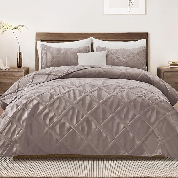 Exclusivo Mezcla Twin Size Quilt Set, Taupe | Soft Bedspreads with 1 Pillow Sham, Modern Striped Pattern, Lightweight Bedding Set Coverlets for All Seasons, 68x88 Inch