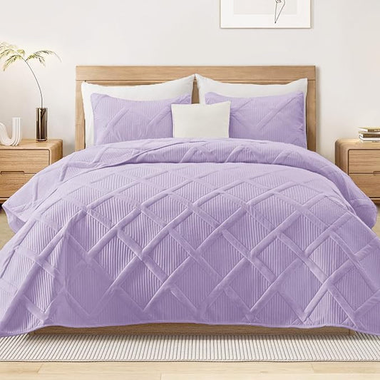 Exclusivo Mezcla California King Size Quilt, Lilac | Soft Bedspreads with 2 Pillow Shams, Modern Striped Pattern, Lightweight Bedding Set Coverlets for All Seasons, 112x104 Inch