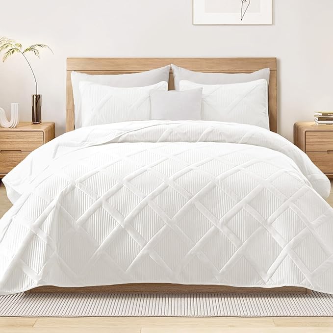 Exclusivo Mezcla California King Size Quilt, White | Soft Bedspreads with 2 Pillow Shams, Modern Striped Pattern, Lightweight Bedding Set Coverlets for All Seasons, 112x104 Inch