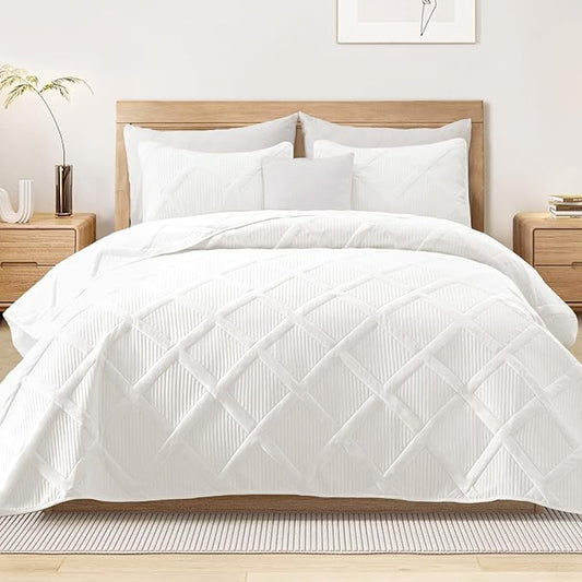Exclusivo Mezcla California King Size Quilt, White | Soft Bedspreads with 2 Pillow Shams, Modern Striped Pattern, Lightweight Bedding Set Coverlets for All Seasons, 112x104 Inch