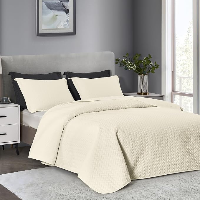 Maple&Stone Oversized King Quilt 128"x120", Huge Bedspread Cream | Breathable Coverlet with Chevron Pattern, All-Season Dorm Bed Cover Set Bedding Decor 3 Piece