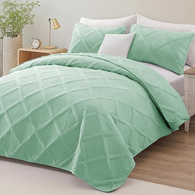 Exclusivo Mezcla Twin Size Quilt Set, Light Green | Soft Bedspreads with 1 Pillow Sham, Modern Striped Pattern, Lightweight Bedding Set Coverlets for All Seasons, 68x88 Inch