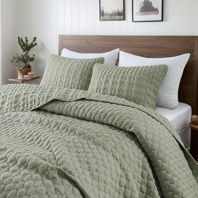 WDCOZY Oversized California Cal King Size Quilt Bedding Sets with 2 Pillow Shams, Sage Green Lightweight Soft Bedspread Coverlet Bed Cover, All Season Spring Summer, 3 Pieces, 116x106 inches