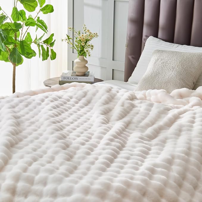 NEWCOSPLAY Faux Fur Fluffy Bubble King Blanket for Couch, Ivory, 90"x110" | Soft Thick Warm Bubble Blanket for Couch Sofa Bed 550GSM, Plush Cozy Luxury Decorative Throw, Gift for Women Men