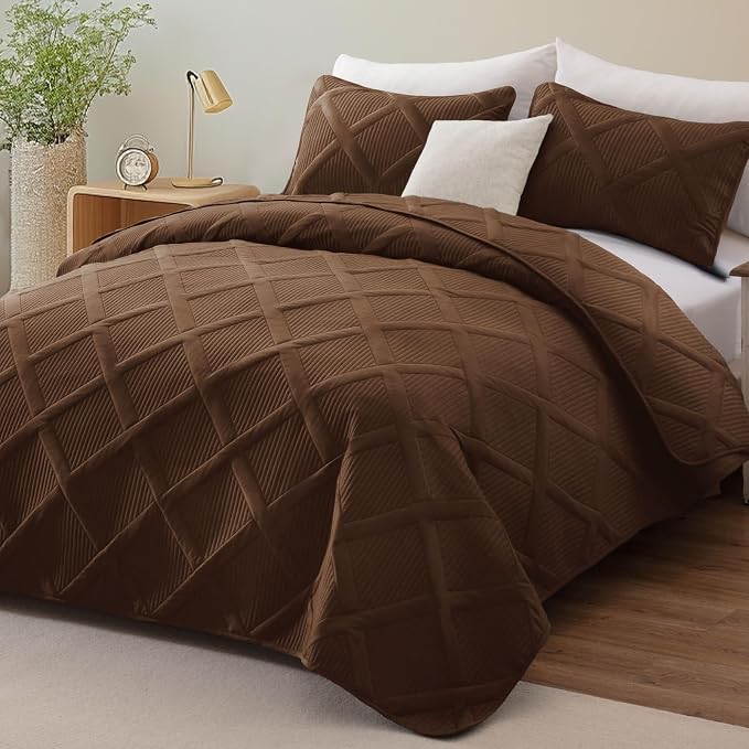 Exclusivo Mezcla California King Size Quilt, Brown | Soft Bedspreads with 2 Pillow Shams, Modern Striped Pattern, Lightweight Bedding Set Coverlets for All Seasons, 112x104 Inch