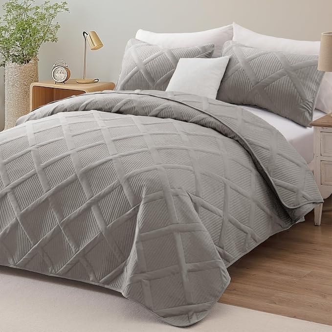 Exclusivo Mezcla Quilt King Size, Light Grey | Soft Bedspreads with 2 Pillow Shams, Modern Striped Pattern, Lightweight Bedding Set Coverlets for All Seasons, 104x96 Inch