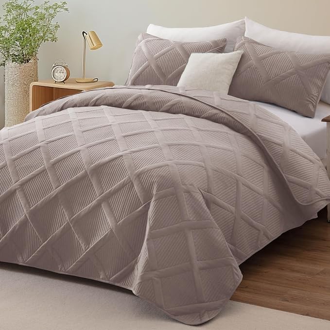 Exclusivo Mezcla Twin Size Quilt Set, Taupe | Soft Bedspreads with 1 Pillow Sham, Modern Striped Pattern, Lightweight Bedding Set Coverlets for All Seasons, 68x88 Inch