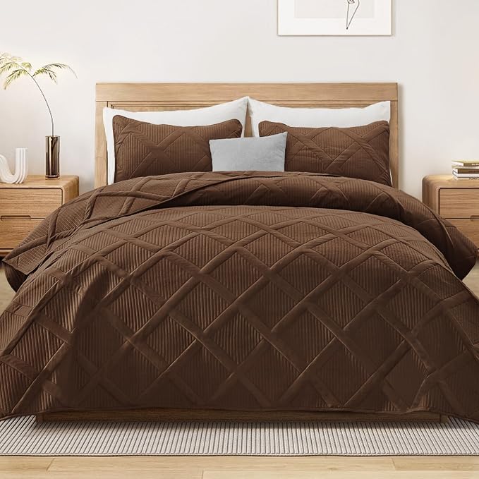 Exclusivo Mezcla California King Size Quilt, Brown | Soft Bedspreads with 2 Pillow Shams, Modern Striped Pattern, Lightweight Bedding Set Coverlets for All Seasons, 112x104 Inch