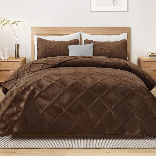 Exclusivo Mezcla California King Size Quilt, Brown | Soft Bedspreads with 2 Pillow Shams, Modern Striped Pattern, Lightweight Bedding Set Coverlets for All Seasons, 112x104 Inch
