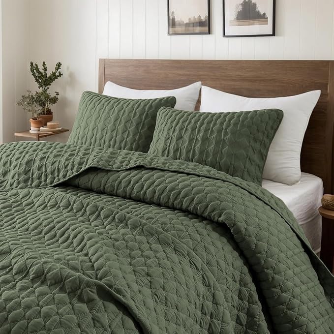 WDCOZY Olive Green Twin Size Quilt Bedding Set with 1 Pillow Sham, Lightweight Soft Bedspread Coverlet, Thin Comforter Bed Cover for All Season, 2 Pieces, 68x90 inches