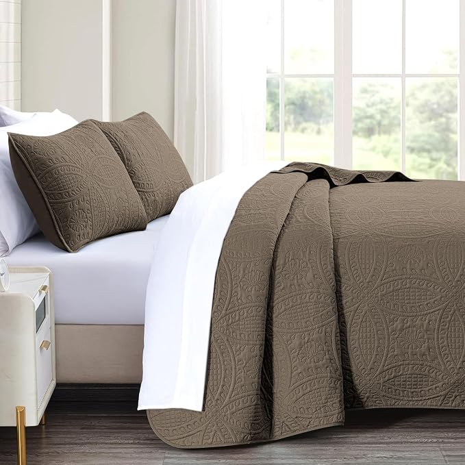 akkialla Mocha Brown King/Cal King Quilt Set,Ultrasonic Lightweight Bedspread Coverlet for Modern Minimalist Bedroom,Soft Microfiber Coin Pattern Bedding,3-Piece (1 Quilt,2 Pillow Shams)