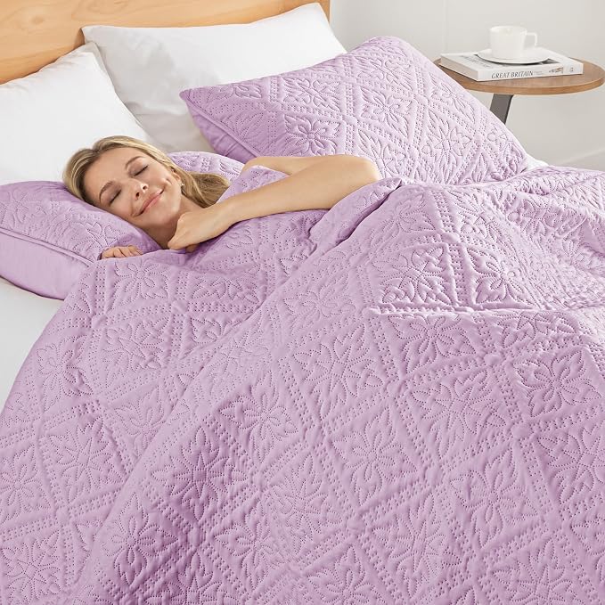 Exclusivo Mezcla California King Quilt Set, Lilac | Lightweight Soft Bedspreads Coverlets, All Season Bedding with 2 Pillow Shams, Modern Style for Bedroom Guest Room