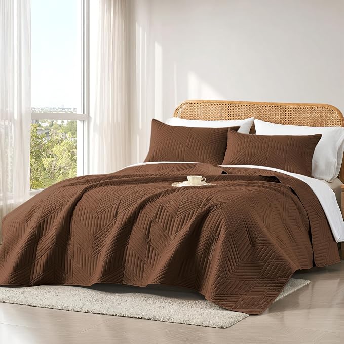 Davulos King/Cal King Quilt Set in Brown, Soft Reversible Microfiber Bedspread for All-Season Use in Bedroom or Dorm, Lightweight Modern Geometric Coverlet (1 Quilt, 2 Pillow Shams)