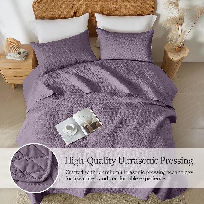 akkialla Full/Queen Quilt Set, Grayish Purple Lightweight Microfiber Bedspread Coverlet, Boho Geometric Pattern, Soft All-Season Bedding, 3-Piece (1 Quilt, 2 Pillow Shams)