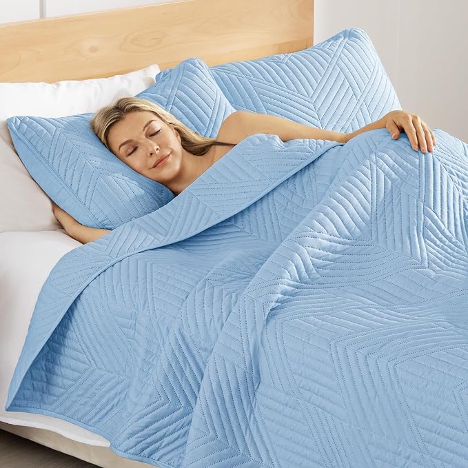 Exclusivo Mezcla Ultrasonic King Quilt Bedding Set, Light Blue | Lightweight Bedspreads, Soft Microfiber, Modern Geometric Coverlet, All Season Bed Cover, 1 Quilt and 2 Pillow Shams