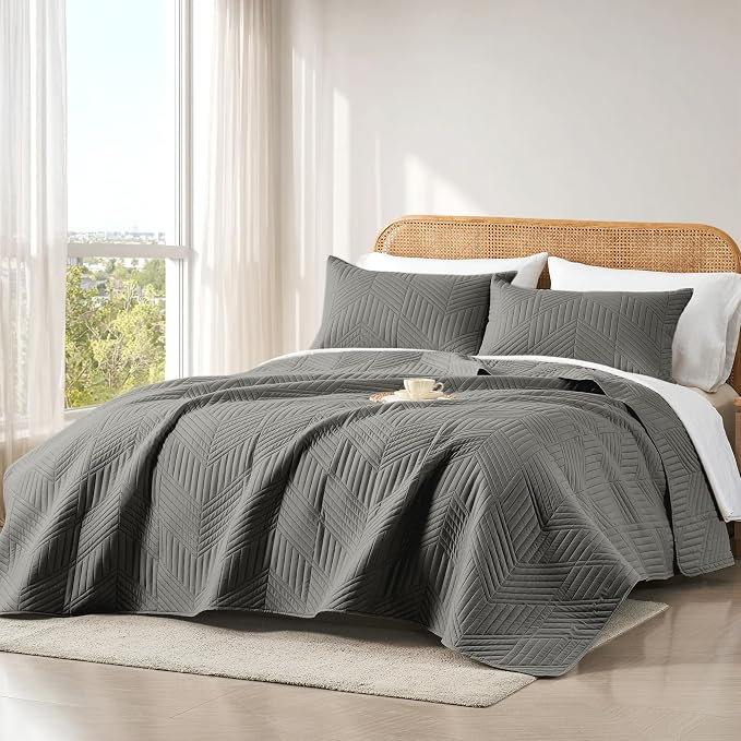 Davulos King/Cal King Quilt Set in Dark Grey, Soft Reversible Microfiber Bedspread for All-Season Use in Bedroom or Dorm, Lightweight Modern Geometric Coverlet (1 Quilt, 2 Pillow Shams)