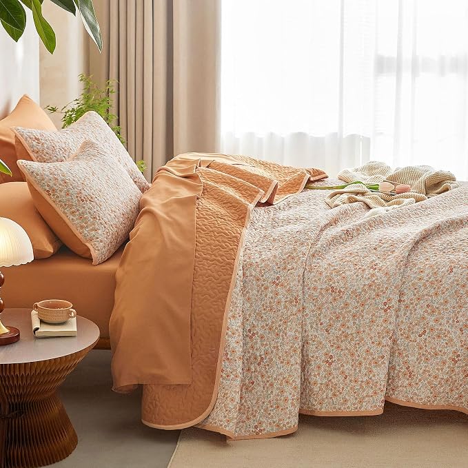 Wake In Cloud - Floral Quilt Set, Cute Vintage Flower Cottagecore Shabby Chic for Women Teen Girls, Reversible Lightweight Bedspread Coverlet, 3 Pieces, Cream Orange, Queen/Full Size