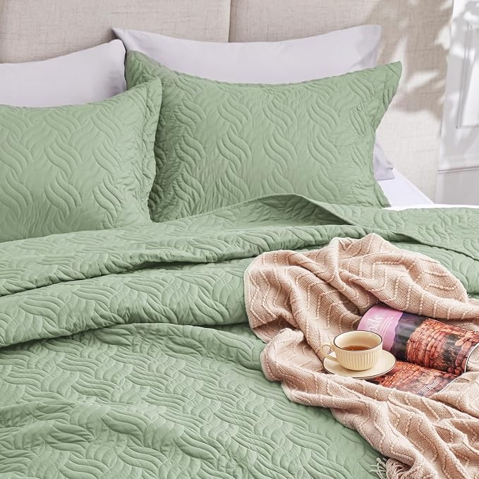 Love's cabin King Size Quilt Bedding Set Sage Bedspreads - Bed Summer Lightweight Bedspread Comforter - Wave Pattern Bedding Coverlet for All Season - 3 Pieces (1 Quilt, 2 Pillow Shams)