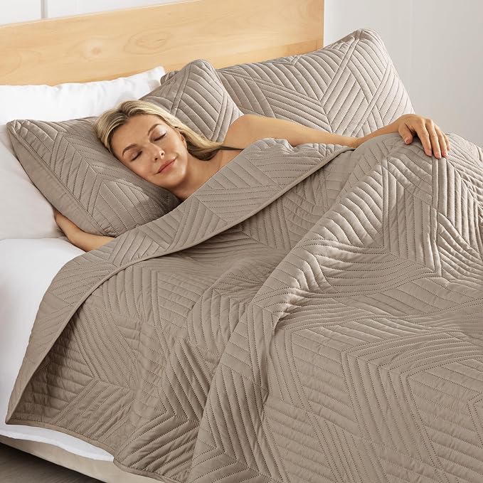 Exclusivo Mezcla California King Quilt Bedding Set, Taupe | Lightweight Bedspreads, Soft Microfiber, Modern Geometric Coverlet, All Season Bed Cover, 1 Quilt and 2 Pillow Shams