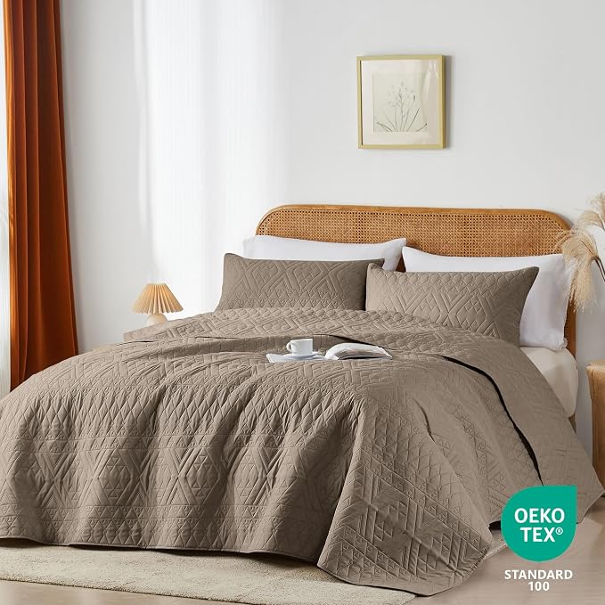 akkialla King/Cal King Size Quilt Bedding Set,Mocha Brown Lightweight Microfiber Soft Bedspread,Modern Style Geometric Pattern Coverlet Set for All Seasons,3 Piece(1 Quilt,2 Pillow Shams)