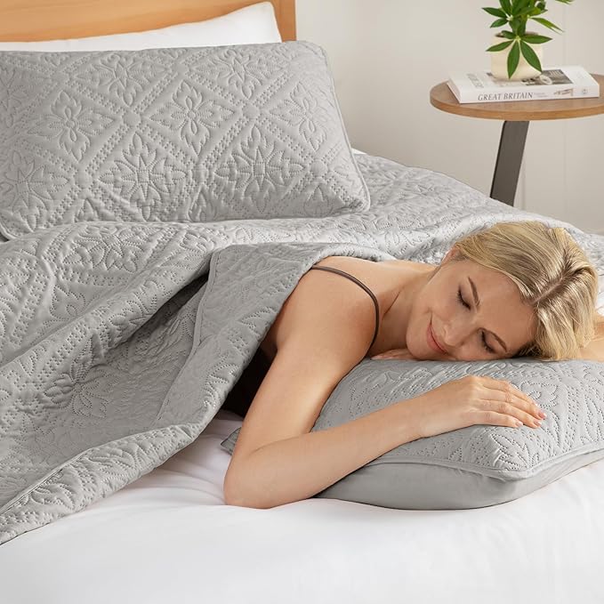 Exclusivo Mezcla California King Quilt Set, Light Grey | Lightweight Soft Bedspreads Coverlets, All Season Bedding with 2 Pillow Shams, Modern Style for Bedroom Guest Room