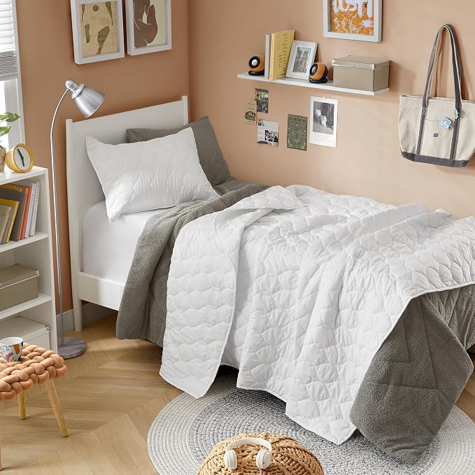 Comfort Spaces Kienna Twin Quilt Bedding Set 2 Piece, 66"x 90" White Ogee | Soft Cozy Lightweight Summer Twin XL Coverlet for College Dorm, Quilted Extra Layer, Modern Casual Bedroom Decor, OEKO-TEX