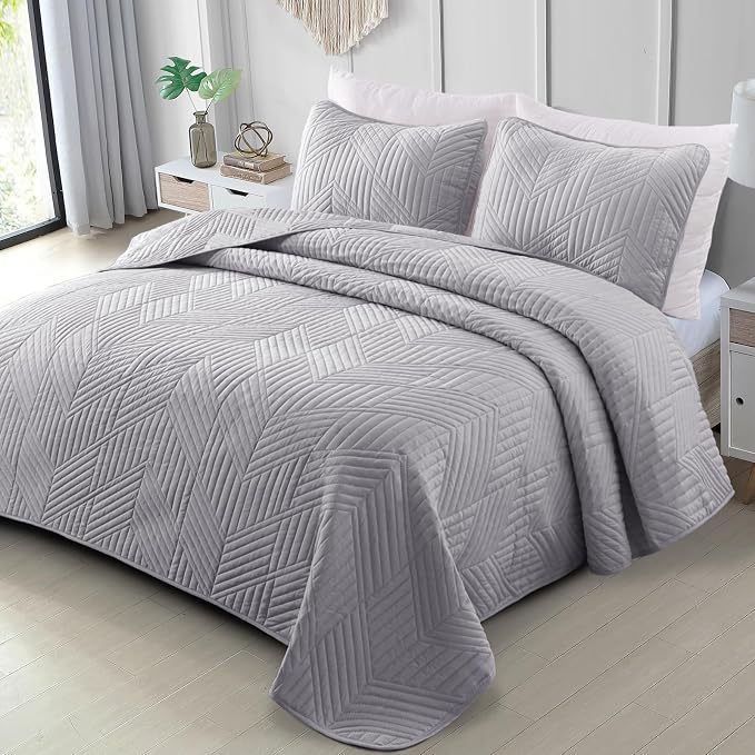 Exclusivo Mezcla Ultrasonic King Quilt Bedding Set, Light Grey | Lightweight Bedspreads, Soft Microfiber, Modern Geometric Coverlet, All Season Bed Cover, 1 Quilt and 2 Pillow Shams