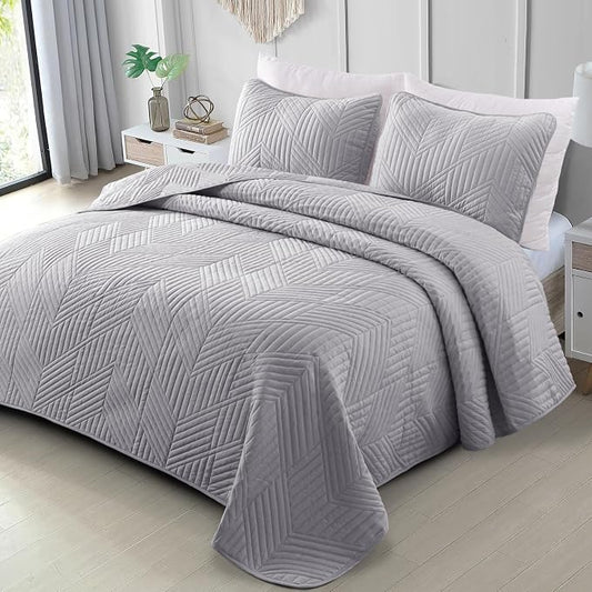 Exclusivo Mezcla Ultrasonic King Quilt Bedding Set, Light Grey | Lightweight Bedspreads, Soft Microfiber, Modern Geometric Coverlet, All Season Bed Cover, 1 Quilt and 2 Pillow Shams