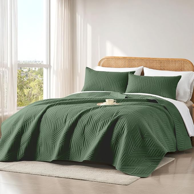 Davulos Full/Queen Quilt Set in Olive Green, Soft Reversible Microfiber Bedspread for All-Season Use, Lightweight Coverlet with Modern Geometric Pattern (1 Quilt, 2 Pillow Shams)
