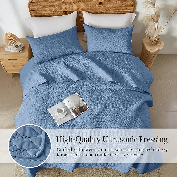 Akkialla King/Cal King Quilt Set, Boho Style in a Solid Color, Bluish Grey Lightweight Microfiber Bedspread, Soft and Breathable Coverlet for All Seasons, 3-Piece Bedding Set (1 Quilt, 2 Pillow Shams)