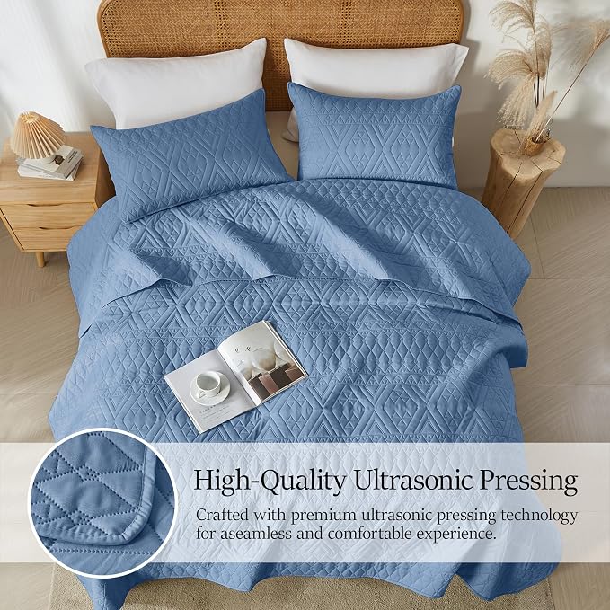 akkialla Full/Queen Quilt Set, Boho Style in a Solid Color, Bluish Grey Lightweight Microfiber Bedspread, Soft and Breathable Coverlet for All Seasons, 3-Piece Bedding Set (1 Quilt, 2 Pillow Shams)