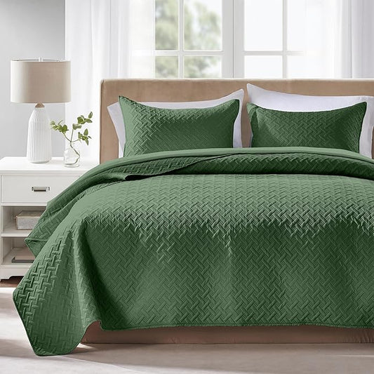 FLYMME King Size Quilt Bedding Set Olive Green Lightweight Bedspreads for Summer,Modern Style Geometric Weave Stripe Pattern,Soft Microfiber Bed Coverlet 3 Pieces (1 Quilt, 2 Shams)
