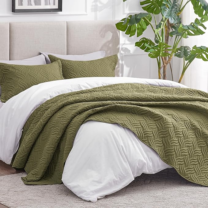 Love's cabin King Size Quilt Bedding Set Olive Green Bedspreads - Bed Summer Lightweight Bedspread Comforter - Wave Pattern Bedding Coverlet for All Season - 3 Pieces (1 Quilt, 2 Pillow Shams)