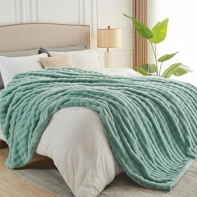 NEWCOSPLAY Faux Fur Fluffy Bubble Queen Blanket for Couch, Green, 90"x90" | Soft Thick Warm Bubble Blanket for Couch Sofa Bed 550GSM, Plush Cozy Luxury Decorative Throw, Gift for Women Men