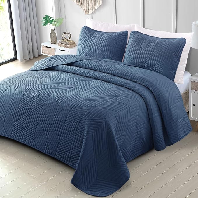 Exclusivo Mezcla California King Quilt Bedding Set, Navy Blue | Lightweight Bedspreads, Soft Microfiber, Modern Geometric Coverlet, All Season Bed Cover, 1 Quilt and 2 Pillow Shams