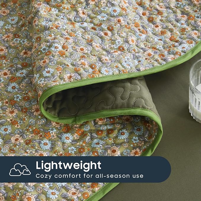 Wake In Cloud - Floral Quilt Set, Cute Vintage Flower Cottagecore Shabby Chic for Women Teen Girls, Reversible Lightweight Bedspread Coverlet, 3 Pieces, Olive Green, Queen/Full Size