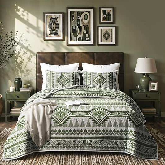 akkialla Reversible Green Boho King/Cal King Quilt Set, 2-Piece Bohemian Aztec Microfiber Bedspread, Soft Lightweight All-Season Coverlet (1 Quilt, 2 Shams)
