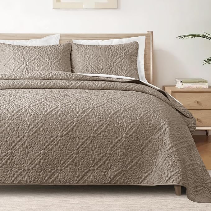 Exclusivo Mezcla California King Quilt Set, Taupe | Lightweight Soft Bedspreads Coverlets, All Season Bedding with 2 Pillow Shams, Modern Style for Bedroom Guest Room