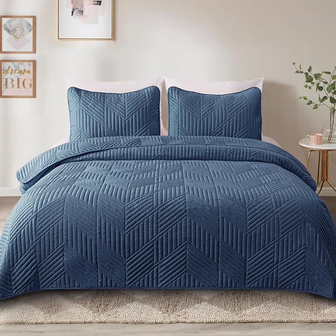 Exclusivo Mezcla Ultrasonic King Quilt Bedding Set, Navy Blue | Lightweight Bedspreads, Soft Microfiber, Modern Geometric Coverlet, All Season Bed Cover, 1 Quilt and 2 Pillow Shams