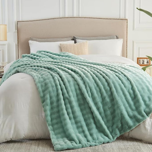 NEWCOSPLAY Faux Fur Fluffy Bubble King Blanket for Couch, Green, 90"x110" | Soft Thick Warm Bubble Blanket for Couch Sofa Bed 550GSM, Plush Cozy Luxury Decorative Throw, Gift for Women Men