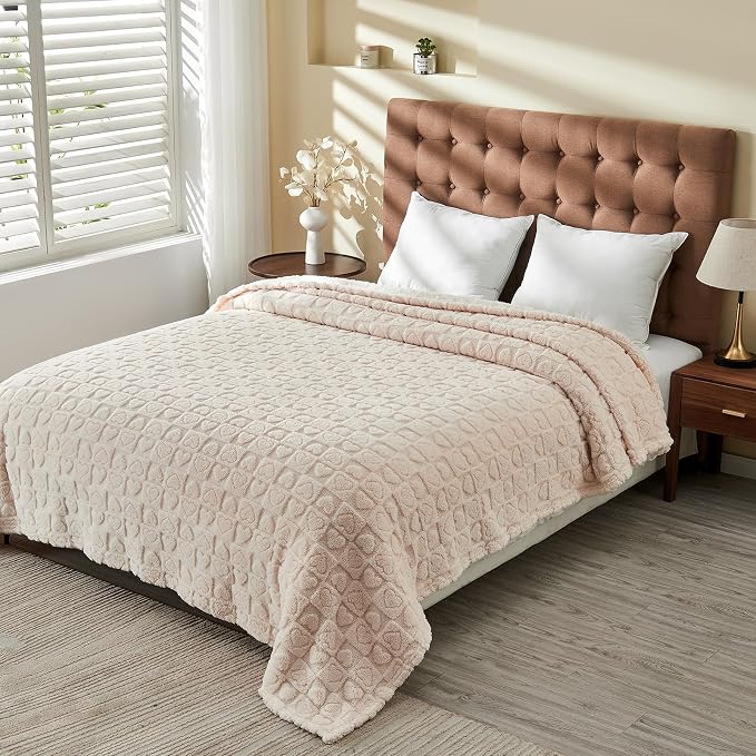 FY FIBER HOUSE Throw Blankets with Heart Checkered,Soft Warm Blankets for Lover Mom Father Friends Gifts,Washable Lightweight Fuzzy Blanket for Couch Sofa Bed All Season(Beige,90"x108")