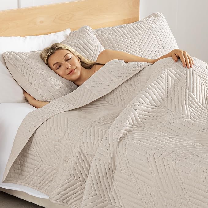 Exclusivo Mezcla California King Quilt Bedding Set, Brich Beige | Lightweight Bedspreads, Soft Microfiber, Modern Geometric Coverlet, All Season Bed Cover, 1 Quilt and 2 Pillow Shams