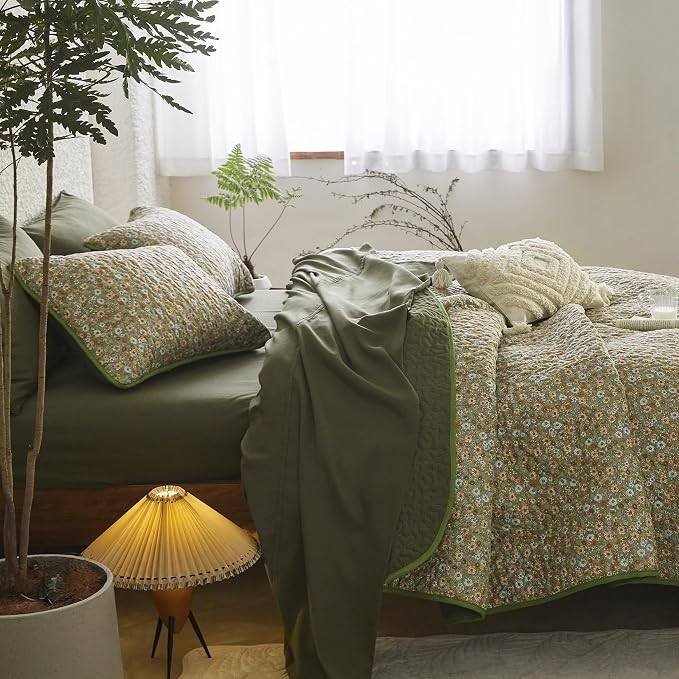 Wake In Cloud - Floral Quilt Set, Cute Vintage Flower Cottagecore Shabby Chic for Women Teen Girls, Reversible Lightweight Bedspread Coverlet, 3 Pieces, Olive Green, Twin/Twin XL Size